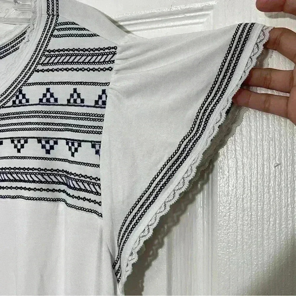 TORRID Super Soft Knit White with Navy embroidery Top | size 1 - Picture 2 of 6
